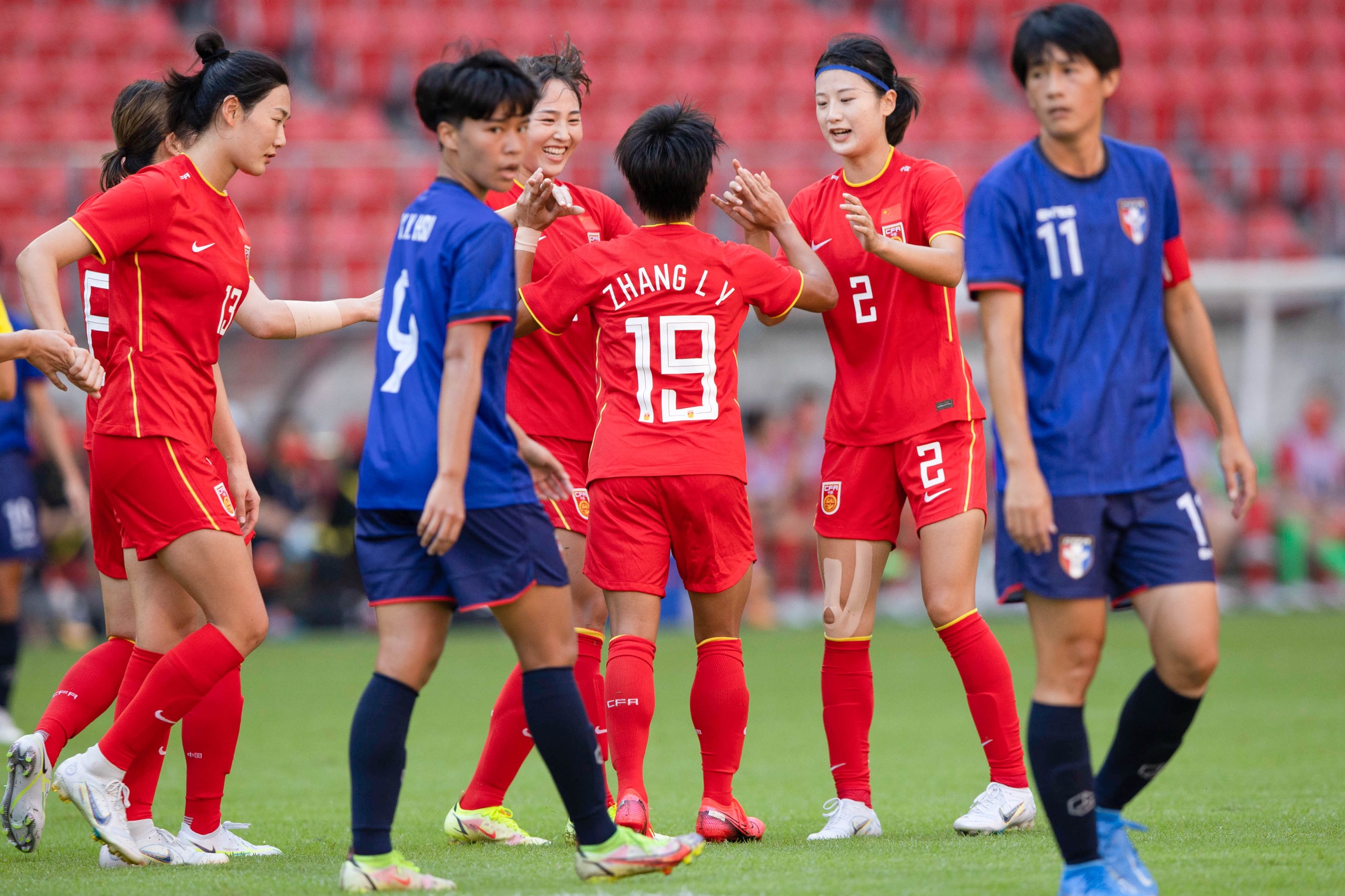 中国女足在比赛中展现出优雅的踢球风格英语